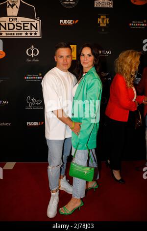 Henning Merten und Denisé Merten (Kappès) bei der Dr.Sindsen - Release-Party 'WOLLTE IMMER PROMI SEIN' im Hofbräu Wirtshaus Berlin. Berlin, 06.05.2022 Stockfoto