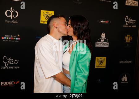 Henning Merten und Denisé Merten (Kappès) bei der Dr.Sindsen - Release-Party 'WOLLTE IMMER PROMI SEIN' im Hofbräu Wirtshaus Berlin. Berlin, 06.05.2022 Stockfoto