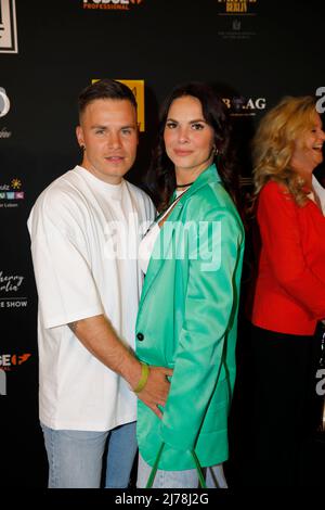 Henning Merten und Denisé Merten (Kappès) bei der Dr.Sindsen - Release-Party 'WOLLTE IMMER PROMI SEIN' im Hofbräu Wirtshaus Berlin. Berlin, 06.05.2022 Stockfoto