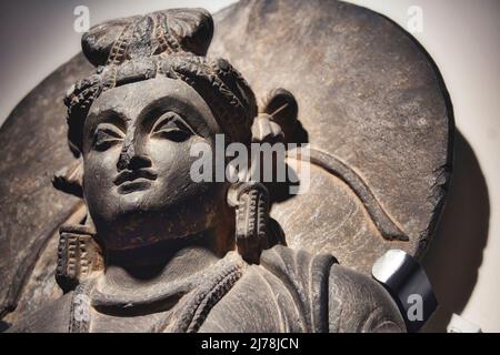 Schistfelsenstatue einer lehrenden Bodhisattva-Nahaufnahme auf dem Gesicht Stockfoto