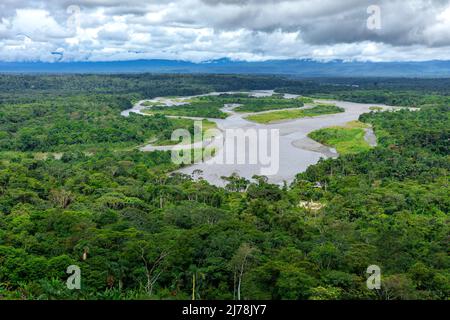 Regenwald Im Amazonas Von Ecuador. Pastaza Fluss, Blick vom Aussichtspunkt die Indischuris. Puyo, Ecuador, Südamerika. Stockfoto