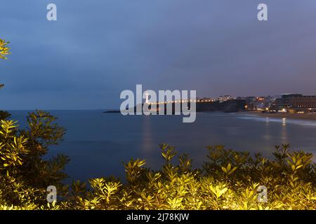 Biarritz Stadt im Golf von Biskaya, Frankreich, Panoramablick auf die Pyrenäen und den Atlantik bei Nacht. Stockfoto