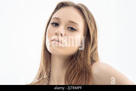 Portrait schönes Modell posiert im Studio auf grauem Hintergrund. Kaukasische Porträtfrau. Stockfoto