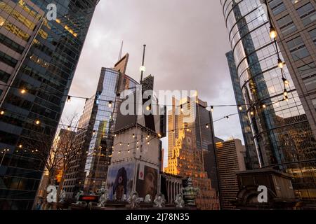 Der Times Square wurde vom Dach des Knickerbocker Hotels in Midtown Manhattan, New York, USA, eingefangen Stockfoto