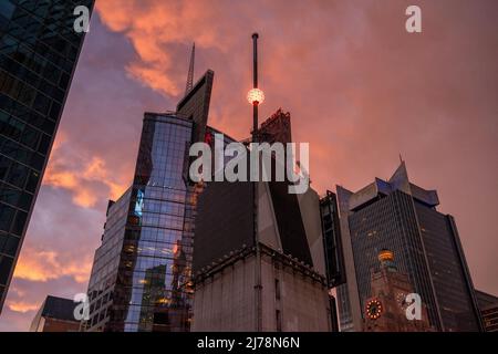 Der Times Square wurde vom Dach des Knickerbocker Hotels in Midtown Manhattan, New York, USA, eingefangen Stockfoto