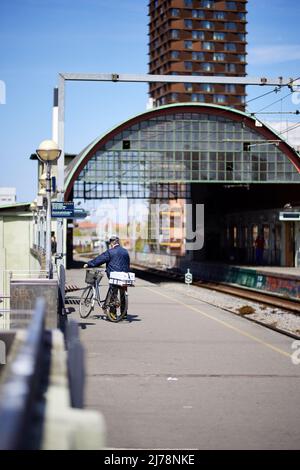 Mann mit Fahrrad auf Bahnsteig am Bahnhof Nørrebro (entworfen von Knud Tanggaard Seest, 1930); Kopenhagen, Dänemark Stockfoto