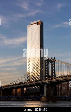 Sonnenuntergang an der Manhattan Bridge, mit einem Manhattan Square im Hintergrund, aufgenommen von DUMBO in Brooklyn, New York City, USA Stockfoto