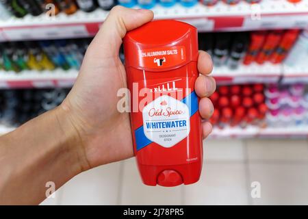 Tyumen, Russland-03. Mai 2022: Old Spice Deodorant ist eine amerikanische Marke für männliche Pflegeprodukte. Selektiver Fokus Stockfoto