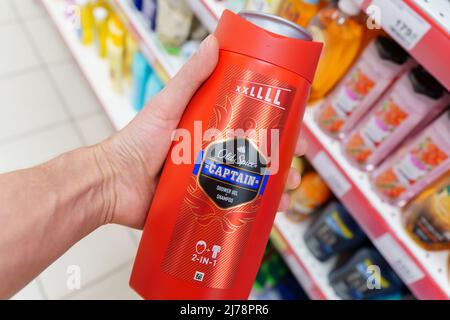 Tjumen, Russland-03. Mai 2022: Alter Gewürzdeodorant-Stock. Alte Würze, selektiver Fokus. Kauf von Waren in einem Hypermarkt Stockfoto