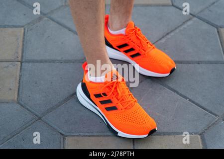 Tjumen, Russland-03. Mai 2022: Herren Adidas Schuhe zum Laufen. Dieser Laufschuh wurde für den Sport-Lifestyle entwickelt. Stockfoto