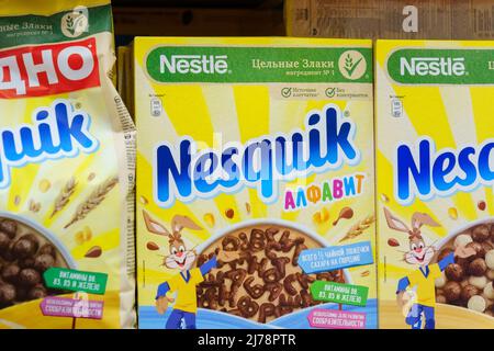 Tjumen, Russland-03. Mai 2022: Nestle Nesquik-Kakao, in den Regalen eines Hypermarktes. Selektiver Fokus Stockfoto