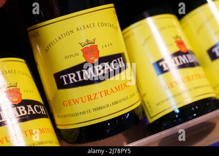 Tjumen, Russland-13. April 2022: Gewurztraminer Wein des berühmten französischen Weinunternehmens Trimbach. Selektiver Fokus Stockfoto