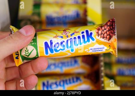 Tjumen, Russland, 13. April 2022: Nesquik Chocolate. Nequik gehört der Schweizer Firma Nestle.e Stockfoto