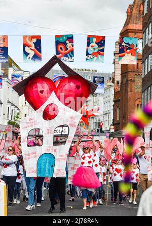 Brighton UK 7. May 2022 - Tausende von Schülern, Mitarbeitern und Eltern nehmen an der Brighton Children's Parade Teil, die den traditionellen Start des Brighton Festivals darstellt und dieses Jahr unter dem Motto Rebuilding & Hope steht : Credit Simon Dack / Alamy Live News Stockfoto