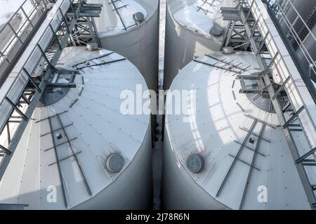 Silos zur Lagerung von Weizen und anderen Getreidepflanzen. Stockfoto