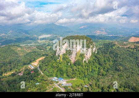 Luftaufnahme zum Kalksteinhügel Bukit Batu Kapur bei Cinta Manis, Pahang, Malaysia. Ein Bergfelsen aus dem nichts mitten in der malaysischen ra Stockfoto