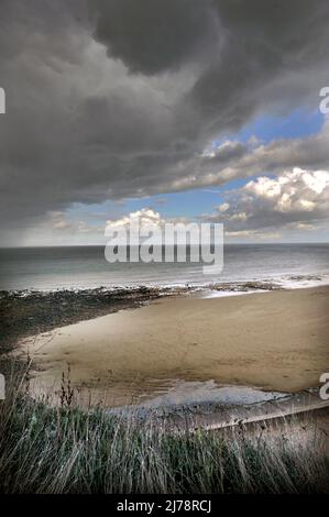 Stürmischer Strand mit zwei entfernten figuresat Ebbe West runton Norden norfolk england Stockfoto