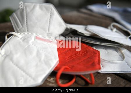 Mehrere verschiedene FFP2-Masken - mehrere verschiedene FFP2 Masken Stockfoto