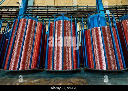 Wickeln Sie das glänzende Kupferkabel auf Rollen, um es im Werk zu verpacken Stockfoto