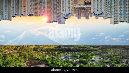 Ländliche und städtische Gebiete. Schöne Landschaft von Land Dorf von einer Seite und Stadt Laldscape von der anderen. Konzeptuelles Bild des Ansteigens im Stockfoto