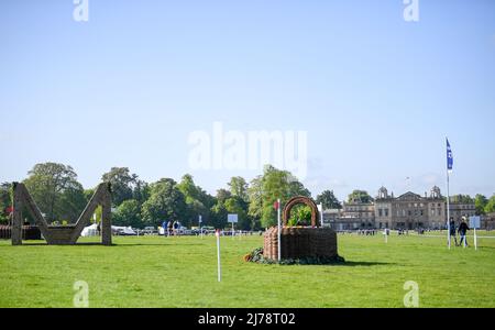 Badminton Estate, Gloucestershire, Großbritannien. 7.. Mai 2022. Mars Equestrian Badminton Horse Trials, Tag 4; der Mars M Sprung mit Badminton House im Hintergrund Credit: Action Plus Sports/Alamy Live News Stockfoto