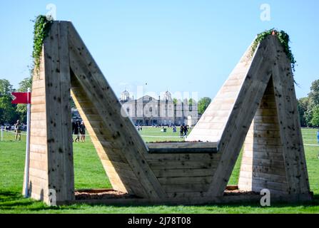 Badminton Estate, Gloucestershire, Großbritannien. 7.. Mai 2022. Mars Equestrian Badminton Horse Trials, Tag 4; der Mars M Sprung mit Badminton House im Hintergrund Credit: Action Plus Sports/Alamy Live News Stockfoto