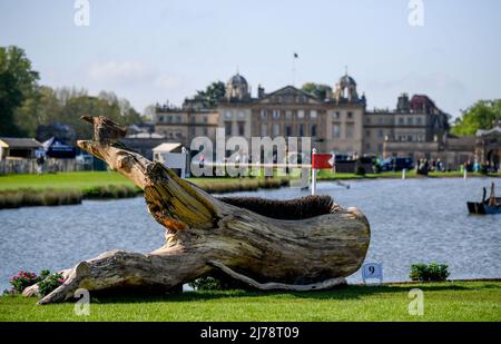 Badminton Estate, Gloucestershire, Großbritannien. 7.. Mai 2022. Mars Equestrian Badminton Horse Trials, Tag 4; Zaun 9 mit Badminton House im Vordergrund Credit: Action Plus Sports/Alamy Live News Stockfoto
