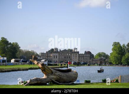 Badminton Estate, Gloucestershire, Großbritannien. 7.. Mai 2022. Mars Equestrian Badminton Horse Trials, Tag 4; Allgemeine Ansicht des Badminton House mit dem See im Vordergrund Credit: Action Plus Sports/Alamy Live News Stockfoto