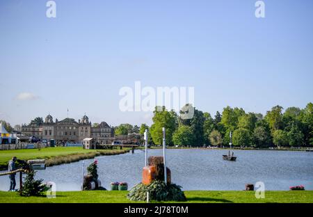 Badminton Estate, Gloucestershire, Großbritannien. 7.. Mai 2022. Mars Equestrian Badminton Horse Trials, Tag 4; Badminton Lake mit Badminton House im Hintergrund Credit: Action Plus Sports/Alamy Live News Stockfoto