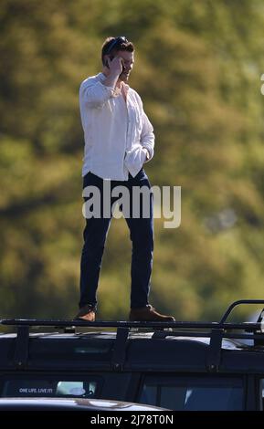 Badminton Estate, Gloucestershire, Großbritannien. 7.. Mai 2022. Mars Equestrian Badminton Horse Trials, Tag 4; ein Zuschauer versucht, Handydeckung zu erhalten Credit: Action Plus Sports/Alamy Live News Stockfoto