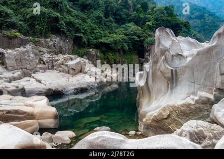 Flusswasser mit natürlich geformten weißen glänzenden Stein in einzigartiger Form am trockenen Flussbett am Morgen Bild wird am Sliang Wah Umngot amkoi jaintia Hügel aufgenommen Stockfoto