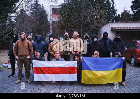 15. März 2022, Warschau, Polen: Belarussische Freiwillige posieren für ein Gruppenfoto im Belarussischen Hausgarten, bevor sie in den Krieg ziehen. Viele Freiwillige kommen ins weißrussische Haus in Warschau. Es gibt viele, die sich für ein Bataillon entscheiden, das nach Kastus Kalouski benannt ist, einem Schriftsteller und Revolutionär, der im 19.. Jahrhundert die treibende Kraft hinter dem weißrussischen Nationalismus war. Die meisten von ihnen sind sehr jung, einige fast schon Kinder, aber sie sind entschlossen, für die ukrainische Sache zu kämpfen. (Bild: © Raul Moreno/SOPA Images via ZUMA Press Wire) Stockfoto