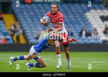 Zoe Harris von St. Helens wird von Courtney Winfield-Hill von Leeds Rhinos in Angriff genommen , am 5/7/2022. (Foto von Craig Thomas/News Images/Sipa USA) Stockfoto