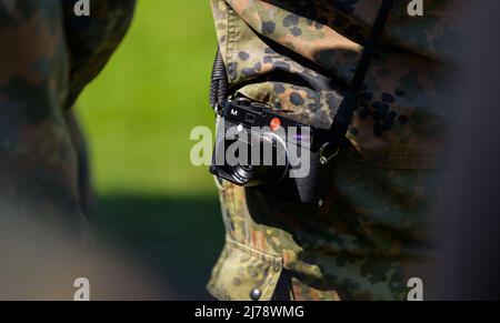 05. Mai 2022, Niedersachsen, Deutsch Evern: Ein Fotograf der Bundeswehr trägt eine Leica Kamera. Foto: Philipp Schulze/dpa Stockfoto