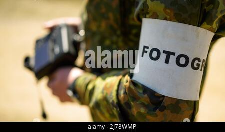 05. Mai 2022, Niedersachsen, Deutsch Evern: Auf dem Armband eines Soldaten in der Bundeswehr steht ein 'Fotograf'. Foto: Philipp Schulze/dpa Stockfoto