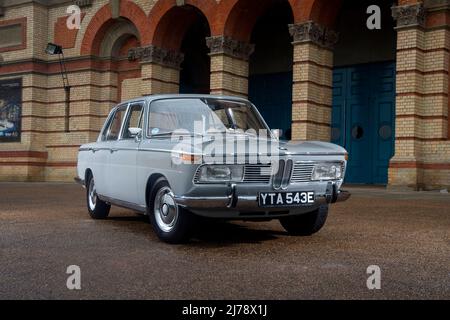 1967 BMW 2000 klassischer deutscher Limousinenwagen Stockfoto