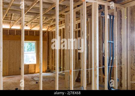 Holzbalken und von Wand zu Decke gerahmtes Gebäude Wohnhausbau Interieur Stockfoto