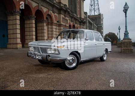 1967 BMW 2000 klassischer deutscher Limousinenwagen Stockfoto