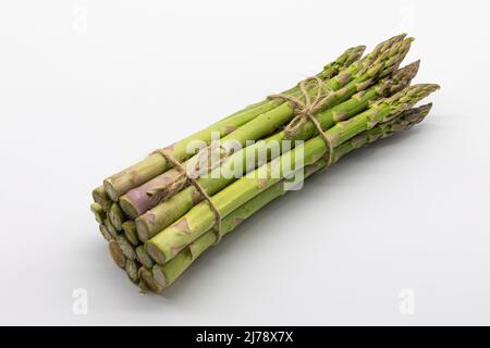 Wilder Spargel auf weißem Hintergrund isoliert Stockfoto