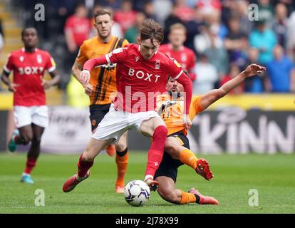 Der Allahyar Sayyadmanesh von Hull City fordert James Garner von Nottingham Forest während des Sky Bet Championship-Spiels im MKM Stadium, Kingston upon Hull, heraus. Bilddatum: Samstag, 7. Mai 2022. Stockfoto