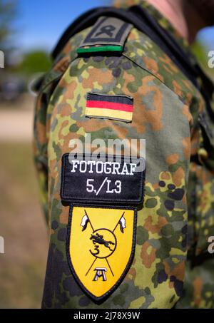 05. Mai 2022, Niedersachsen, Deutsch Evern: Auf dem Ärmelaufnäher der Uniform eines Soldaten der Bundeswehr steht "Fotograf". Foto: Philipp Schulze/dpa Stockfoto