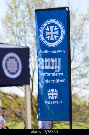 05. Mai 2022, Niedersachsen, Deutsch Evern: Auf einer Wiese steht eine Fahne der Familienunterstützung der Bundeswehr. Foto: Philipp Schulze/dpa Stockfoto