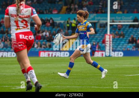 Leeds, Großbritannien. 07.. Mai 2022. Courtney Winfield-Hill aus Leeds setzt beim Finale des Womens Challenge Cup zwischen St Helens Women und Leeds Rhinos Women am 7. Mai 2022 in der Elland Road, Leeds, England, an DEN START. Foto von Simon Hall. Nur zur redaktionellen Verwendung, Lizenz für kommerzielle Nutzung erforderlich. Keine Verwendung bei Wetten, Spielen oder Veröffentlichungen einzelner Clubs/Vereine/Spieler. Kredit: UK Sports Pics Ltd/Alamy Live Nachrichten Stockfoto