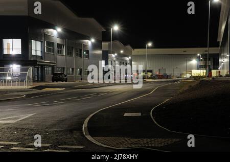 Neugebaute Einheiten des Leicester Destibution Park (LEDP) bei Nacht, auf dem Braunstone Frith Industrial Estate in Leicester, Leicestershire, England Stockfoto