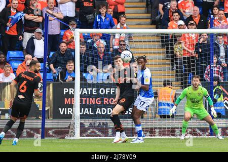 Oliver Casey #20 von Blackpool genehmigt am 5/7/2022 unter dem Druck von Ricky Jade-Jones #17 von Peterborough United in Peterborough, Großbritannien. (Foto von Mark Cosgrove/News Images/Sipa USA) Stockfoto