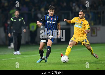 Pietro Beruatto von Pisa SC und Camillo Ciano von Frosinone während des Fußballspiels im Stadio Benito Stirpe, Frosinone gegen Pisa am 6. Mai 2022 in Frosinone, Italien. (Foto von AllShotLive/Sipa USA) Stockfoto