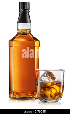 Eine Flasche Whisky und ein Glas Whisky isoliert auf weißem Hintergrund. Datei enthält Beschneidungspfad. Stockfoto