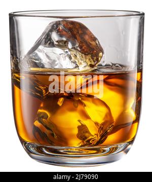 Glas Whisky mit Eiswürfeln isoliert auf weißem Hintergrund. Datei enthält Beschneidungspfad. Stockfoto