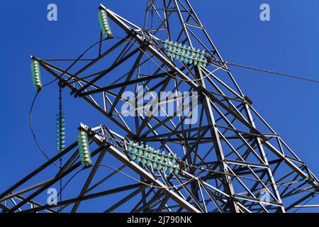 Ein Teil der Hochspannungsleitung gegen den blauen Himmel Stockfoto