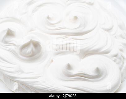 Pics und Wellen in Joghurt oder Creme Oberfläche. Draufsicht. Stockfoto